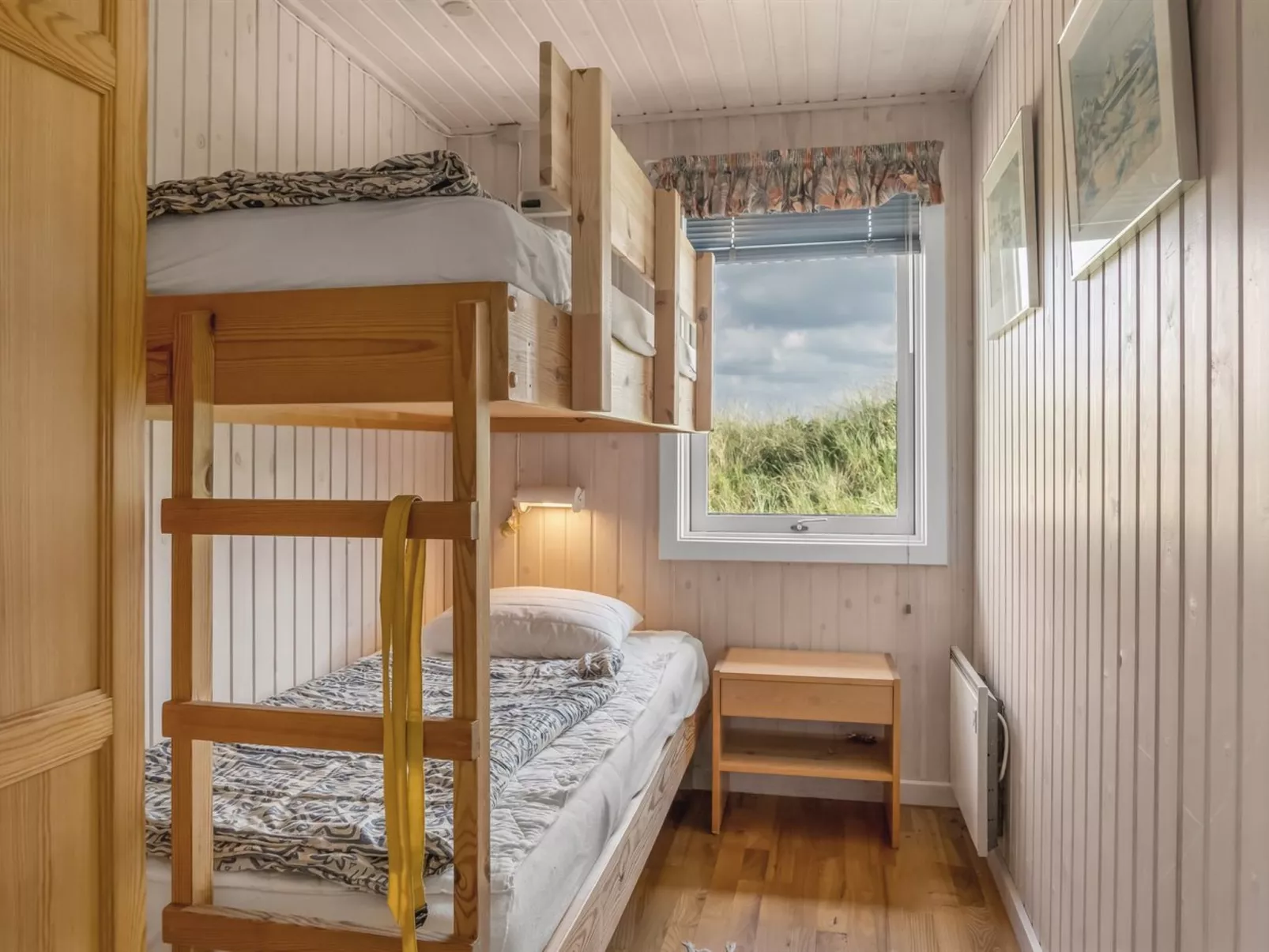 "Myrna" - 250m from the sea-Binnen