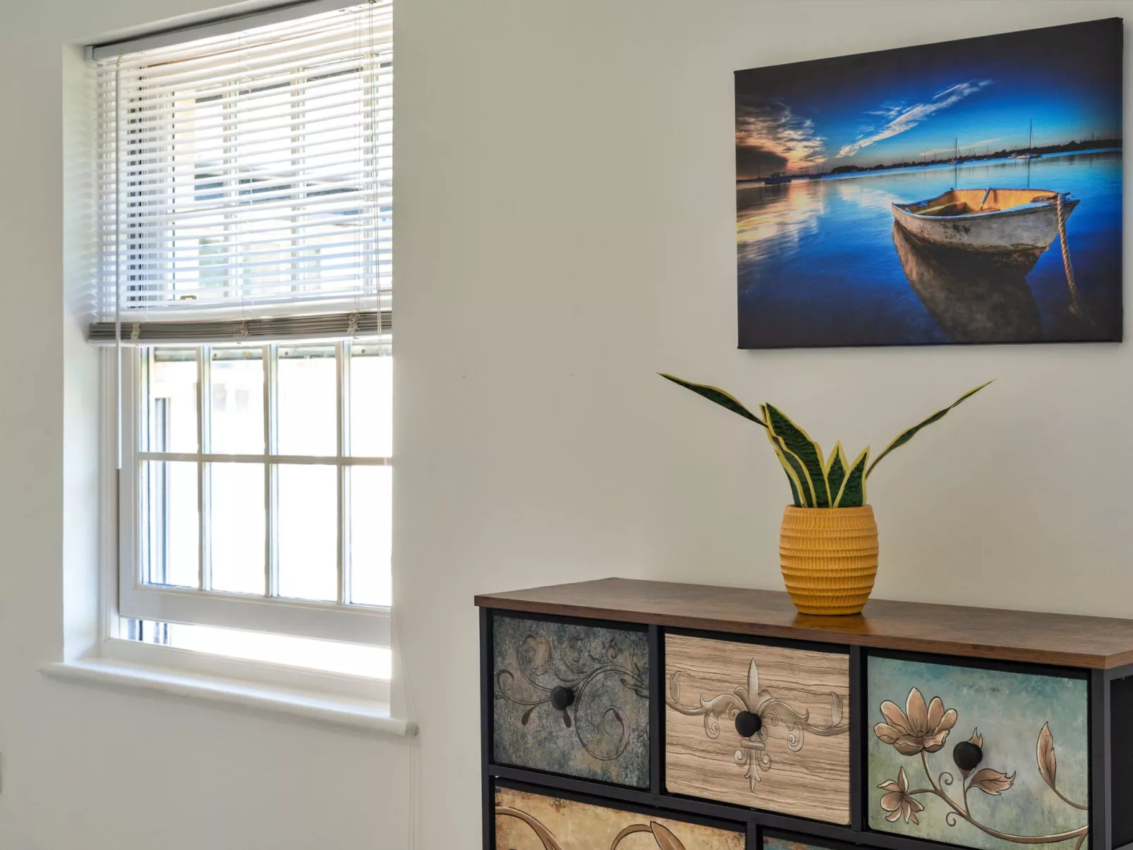 Nicely Tucked Away Cottage-Binnen