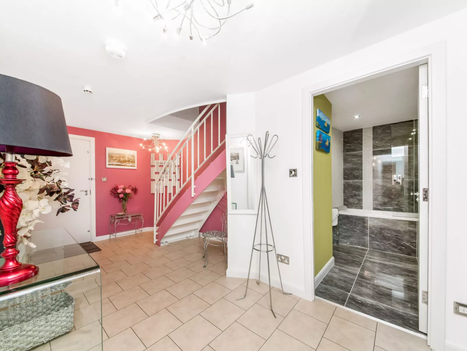 The Penthouse at 611 Westgate-Binnen