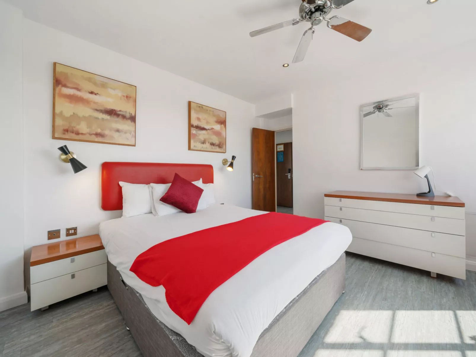 Roland House - Two Bedroom-Binnen