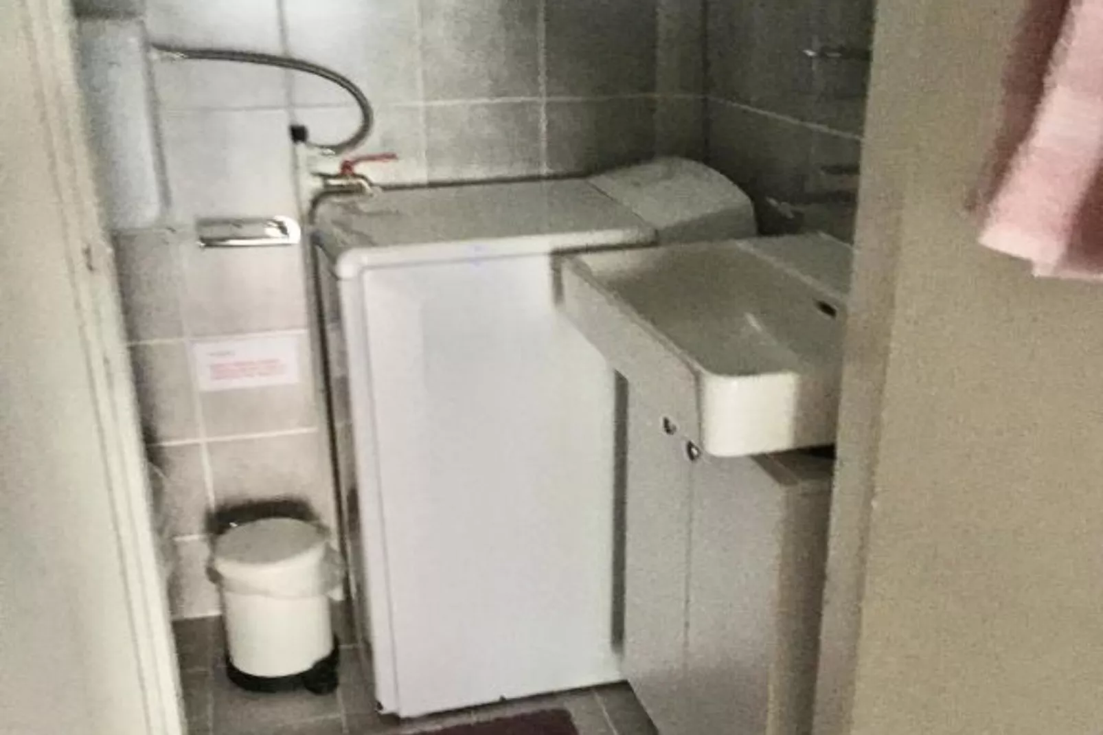 Beach House - 2m from beach - Three Bedroom House-Badkamer