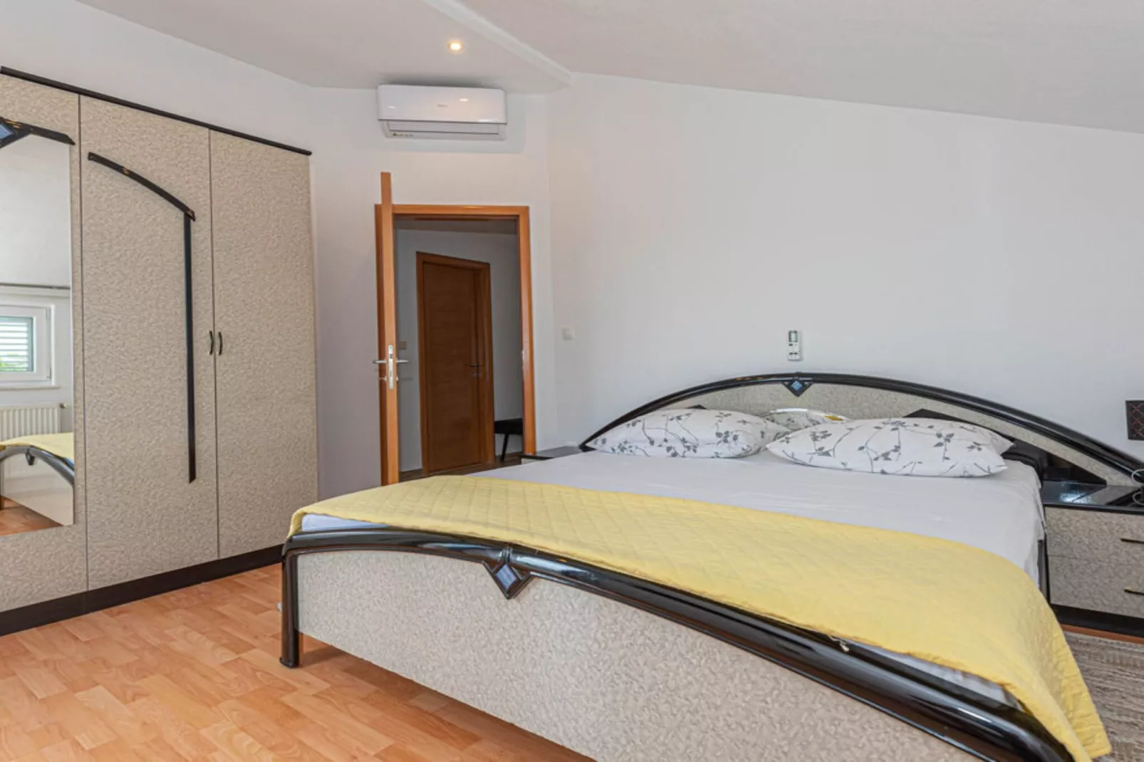 Villa Maria with Outdoor Pool - Five Bedroom Villa with Outdoor Pool-Slaapkamer