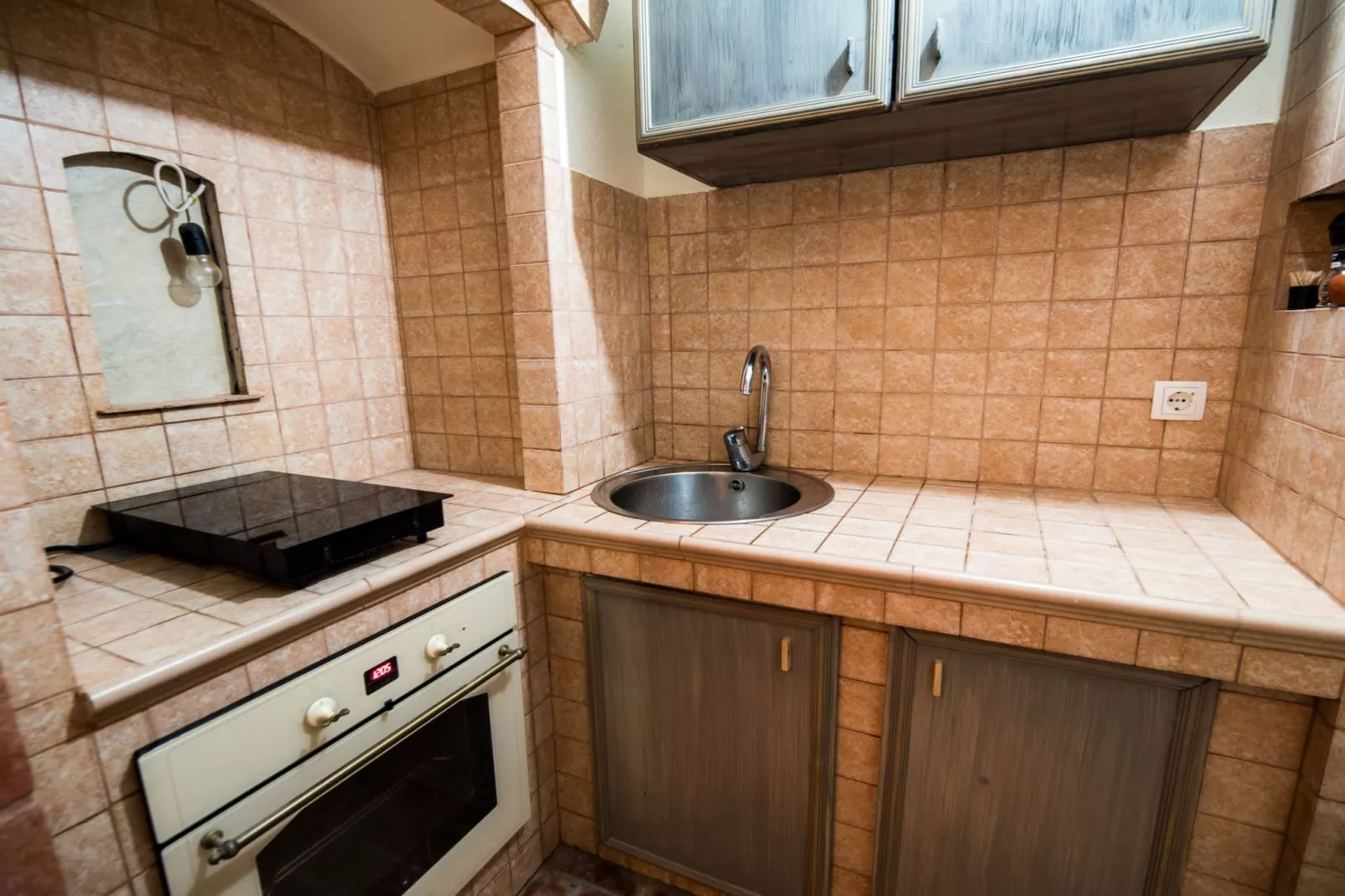 Serene Rustic Haven Holiday Home with Sauna - Two Bedroom Holiday Home with Sauna-Keuken