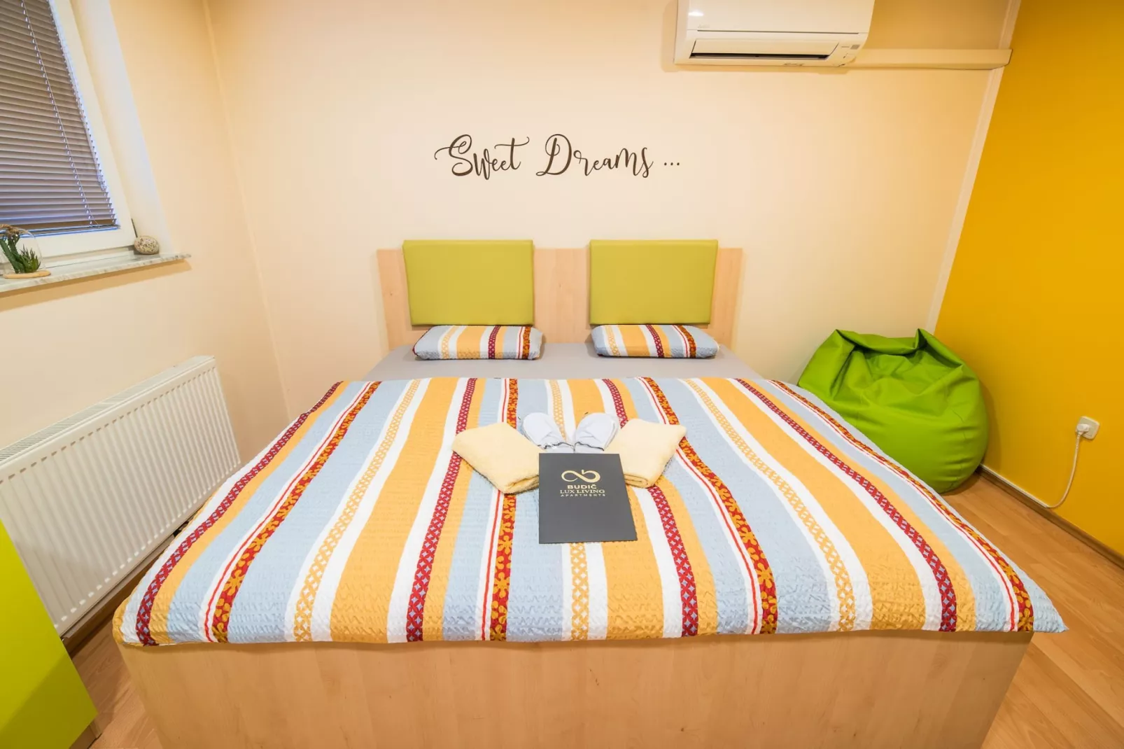 Elegant and Stylish Retreat Apartments with Terrace - Studio Apartment with Terrace-Slaapkamer