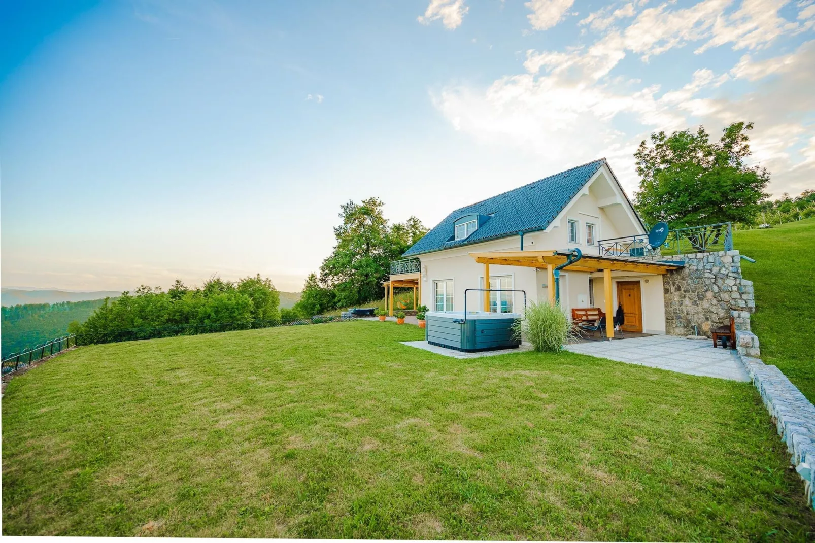 Secluded Escape Hilltop Villa with Hot-Tub - Two Bedroom Villa with Hot-Tub-Buitenlucht