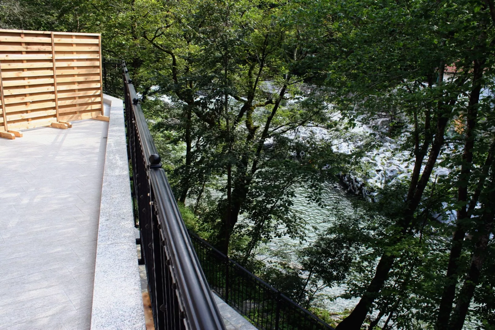 Riverside Rustic Ridge Apartments with Balcony - Three Bedroom Apartment with Balcony-Buitenlucht