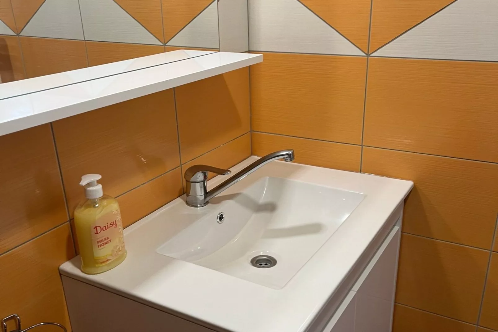 Meadow Tranquil Apartments with Evergreen Garden - Two Bedroom Apartment-Badkamer