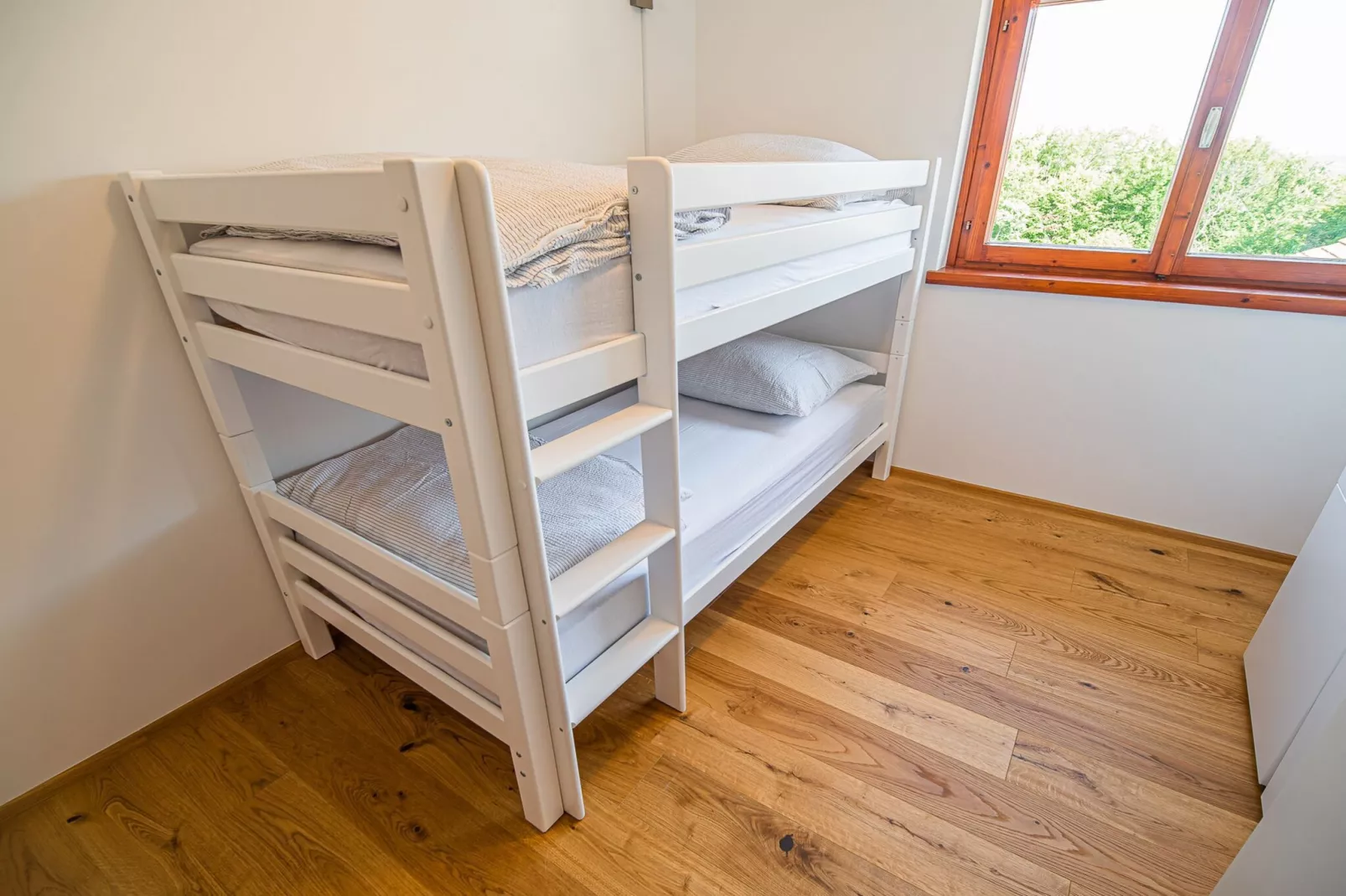 Serene Hollow Holiday Home with Mountain View - Two Bedroom Holiday Home with Mountain View-Slaapkamer