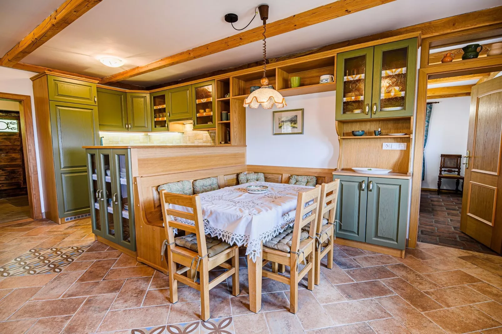 Hidden Authentic Haven Apartments - Two Bedroom Apartment with Balcony-Eetkamer