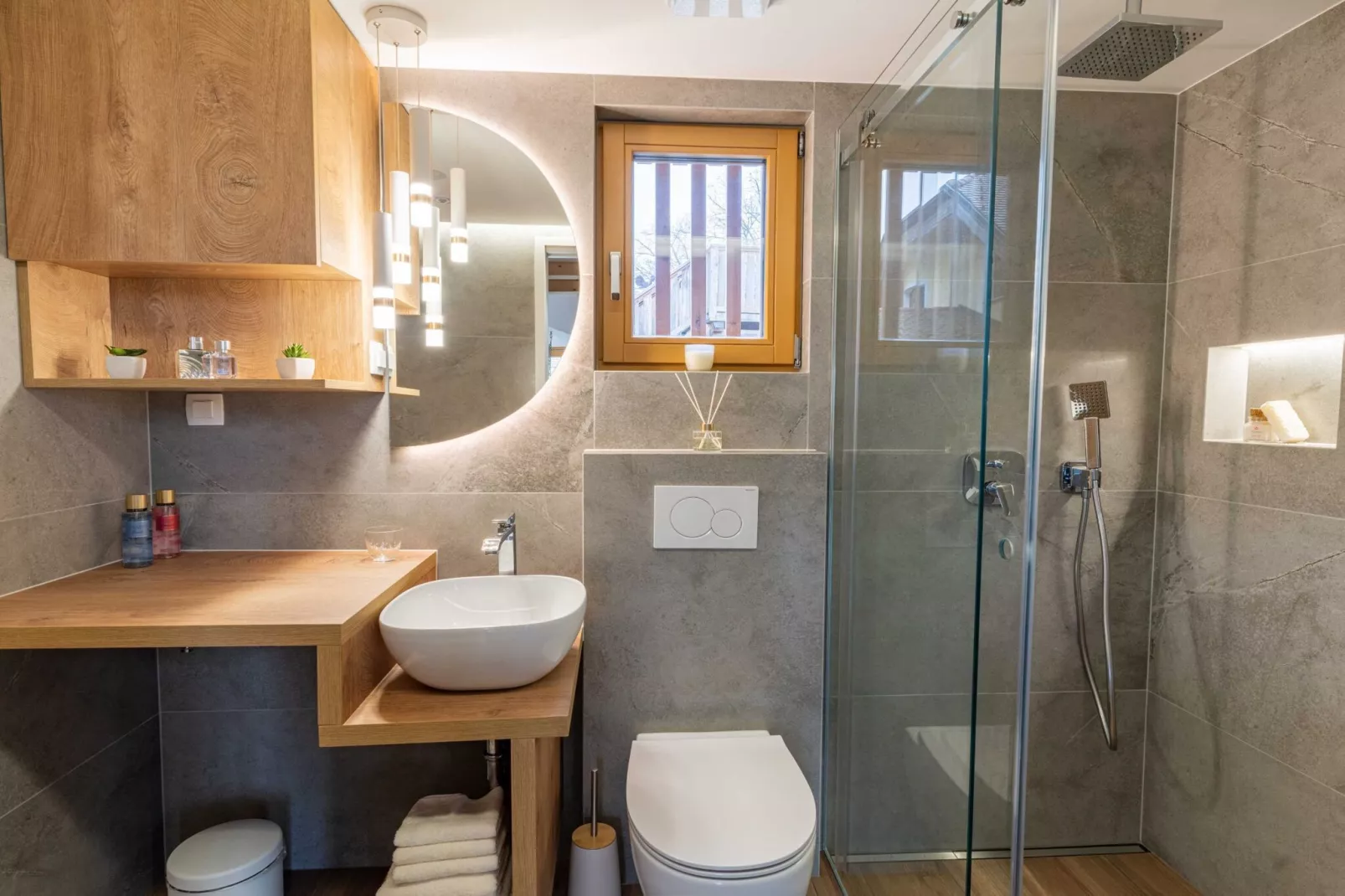 Elegant Warm Bliss Hideaway Escape Lodge - Holiday Home with Hot-Tub (owner Sunset)-Badkamer