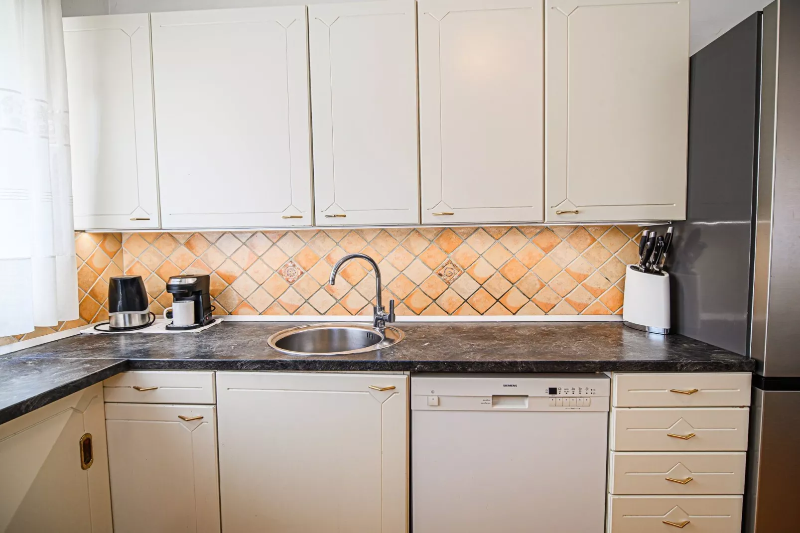 Stunning Rural Holiday Home with Garden and BBQ -  Four Bedroom Holiday Home-Keuken