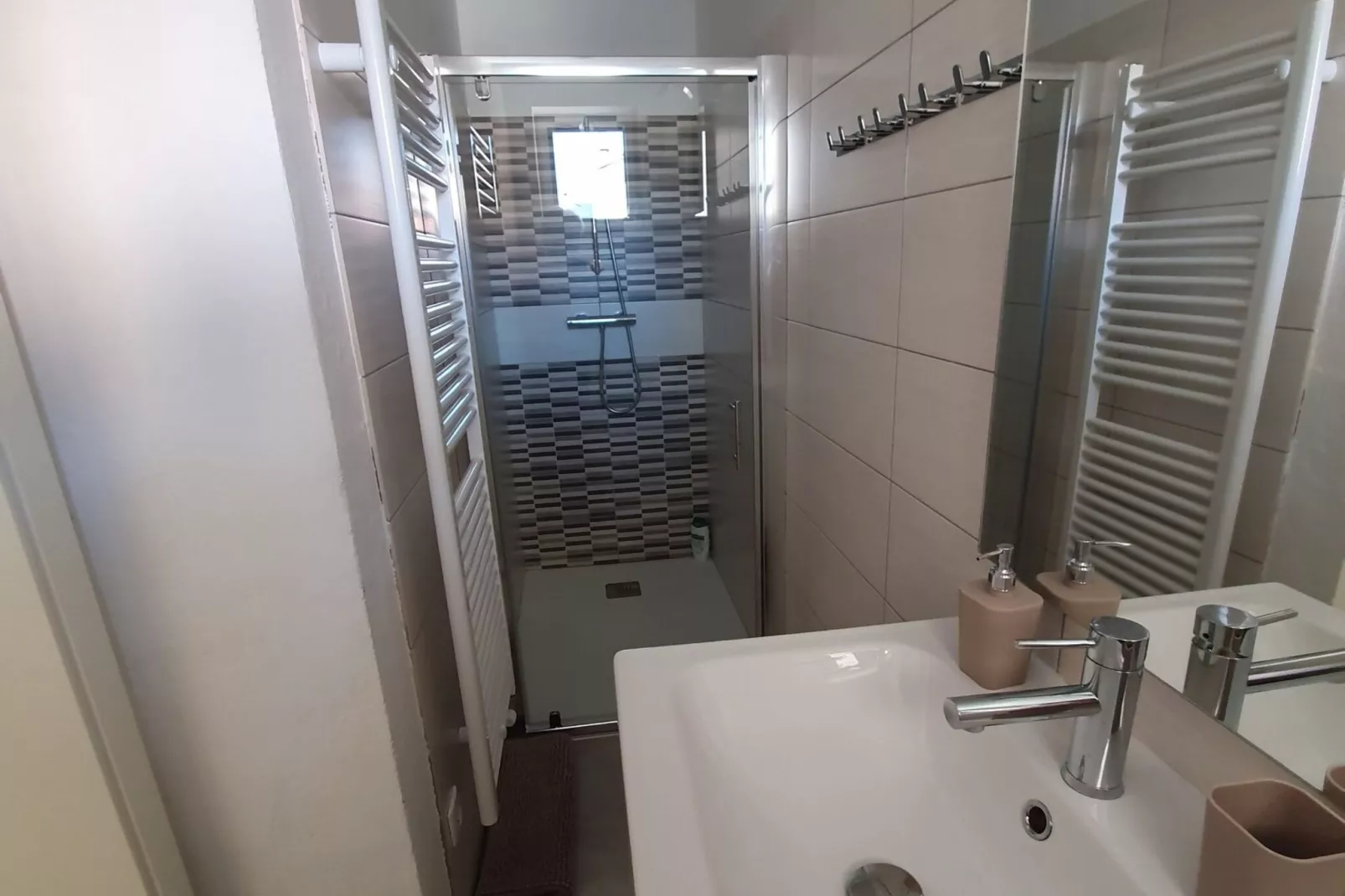 Komen Getaway Holiday Home with Balcony - Four Bedroom Holiday Home with Balcony-Badkamer