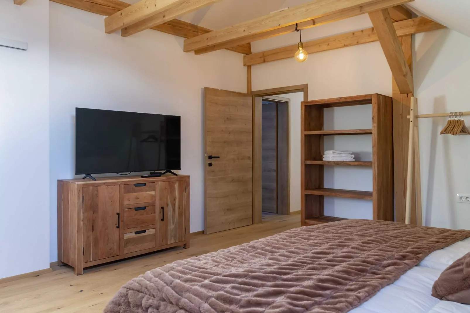 Mountain View Villa with Sauna and Hot-Tub - Three Bedroom Villa with Sauna and Hot-Tub-Slaapkamer