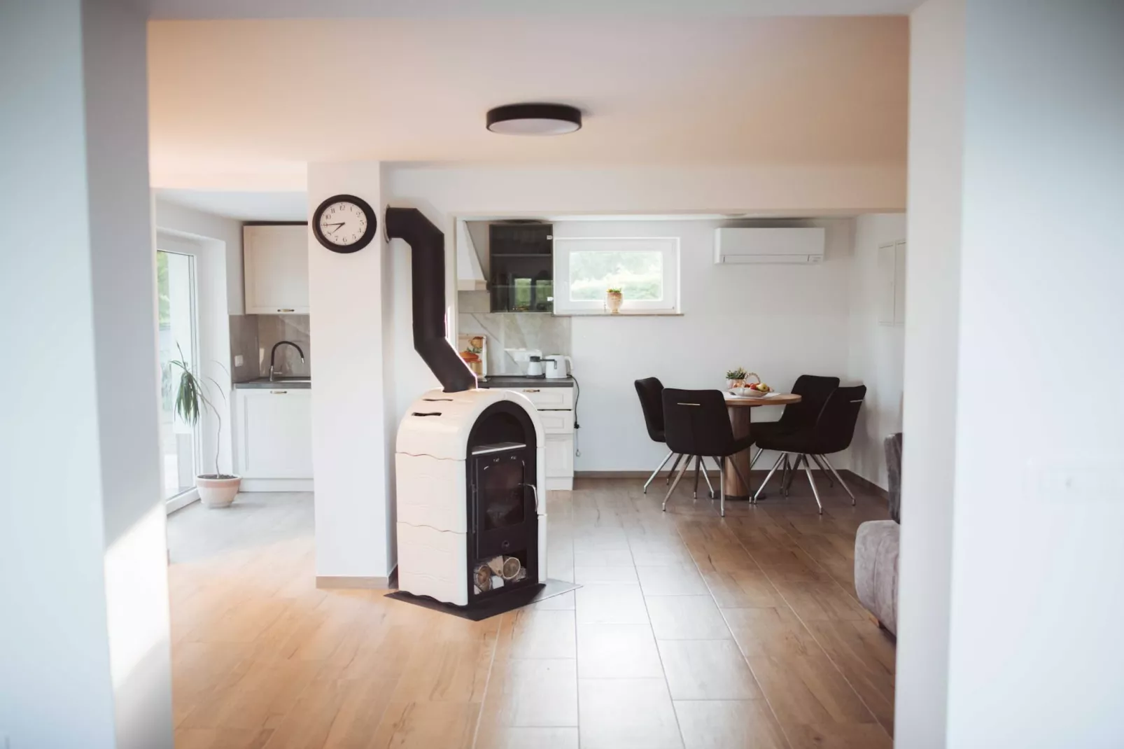 Cozy Holiday Home with Fireplace and Scenic Hills in Bistrica ob Sotli - Two Bedroom Holiday Home-Keuken