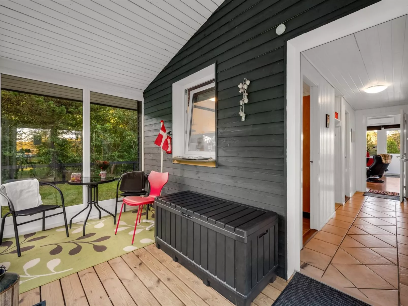 "Sjarlotte" - 400m to the fjord-Binnen