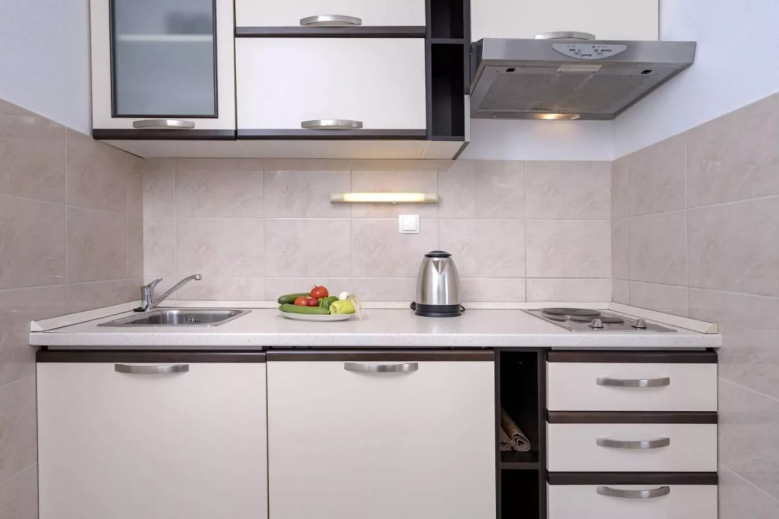 One Bedroom Apartment with Balcony and Sea View 2-Keuken