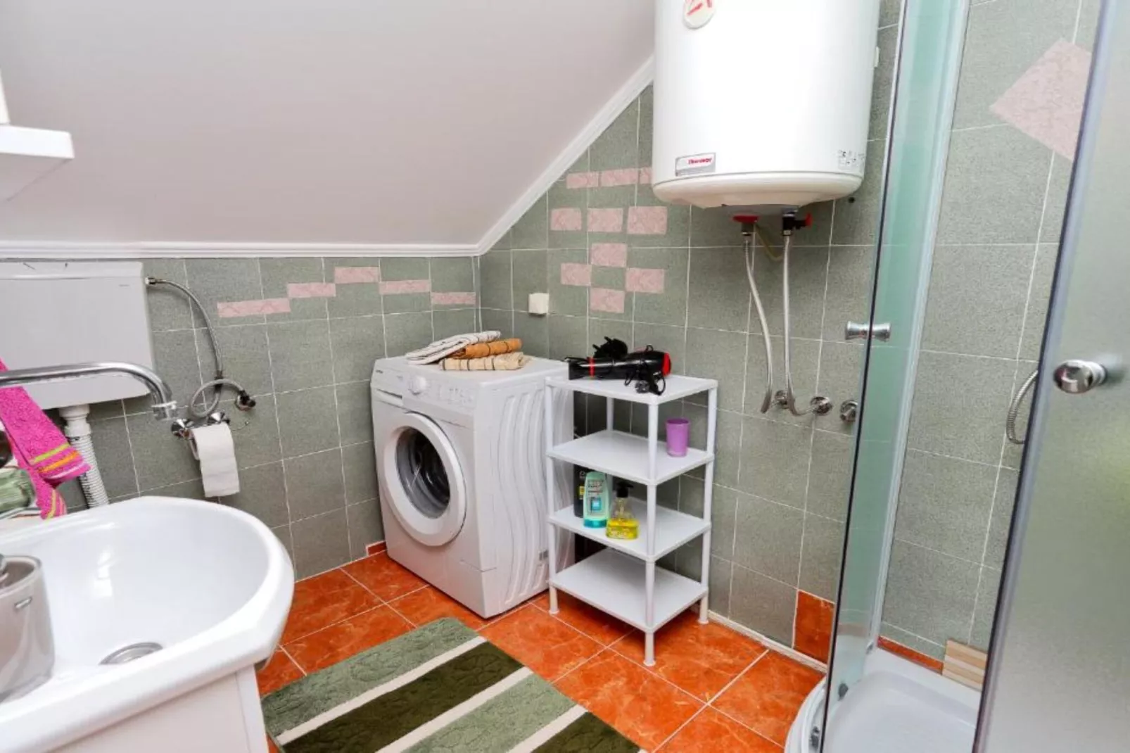 Charming Kotor Bay Retreat Just Steps from the Beach - Two Bedroom Apartment With Sea View-Badkamer