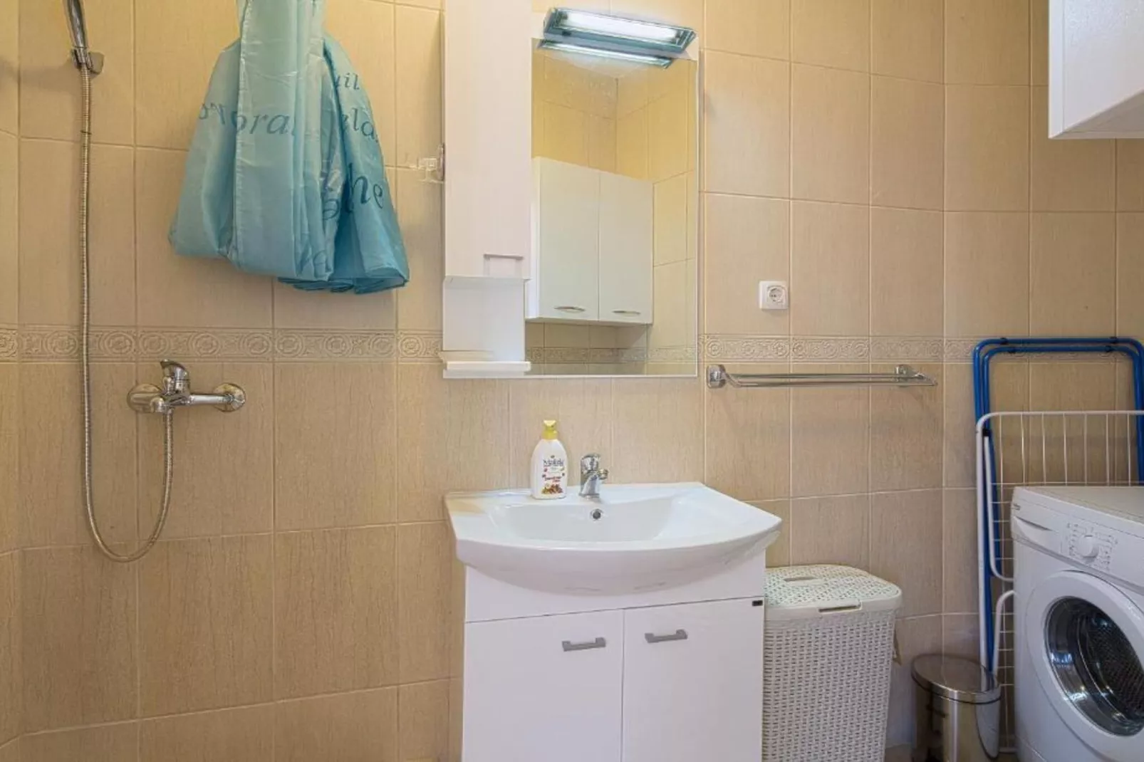 Stylish Kotor Bay Escape Apartments  - One bedroom Apartment 2-Badkamer