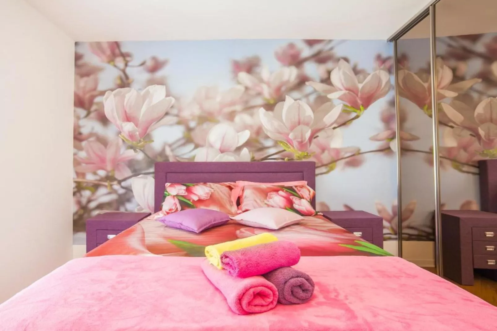 Exclusive Budva Stay Steps From the Beach - One Bedroom Apartment with Balcony-Slaapkamer