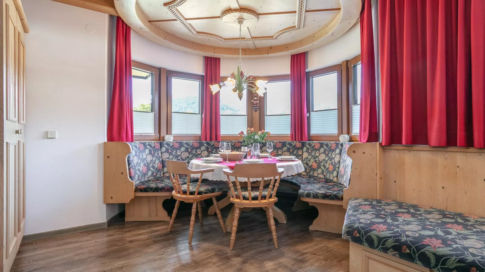 Landhaus Marchfeld Top 1  Top 2 Top 3-Eetkamer