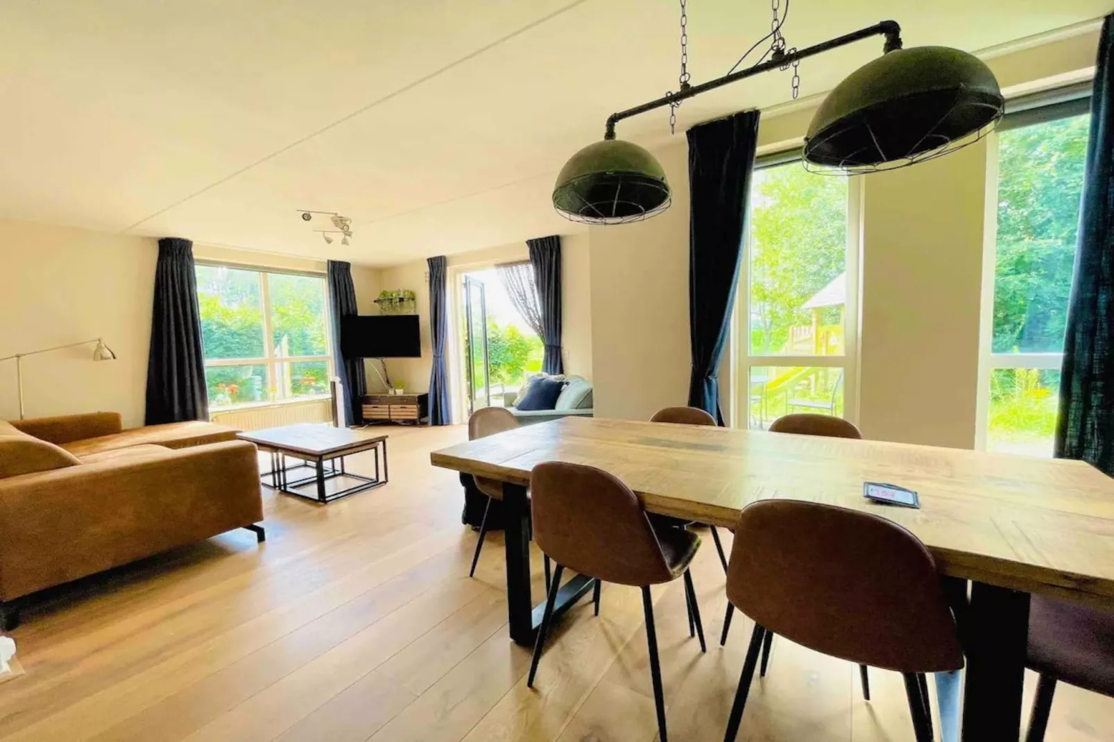 6 - Person Forest Pet & Family Bungalow-Eetkamer