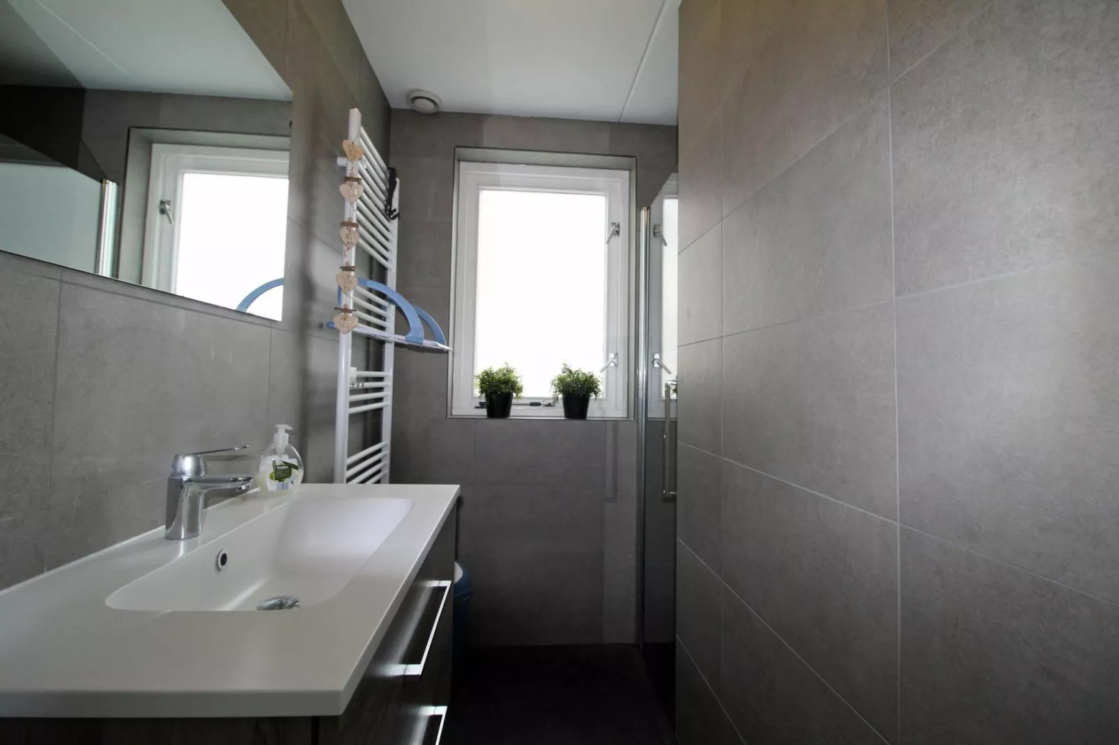 6 - Person Forest 28 Bungalow-Badkamer