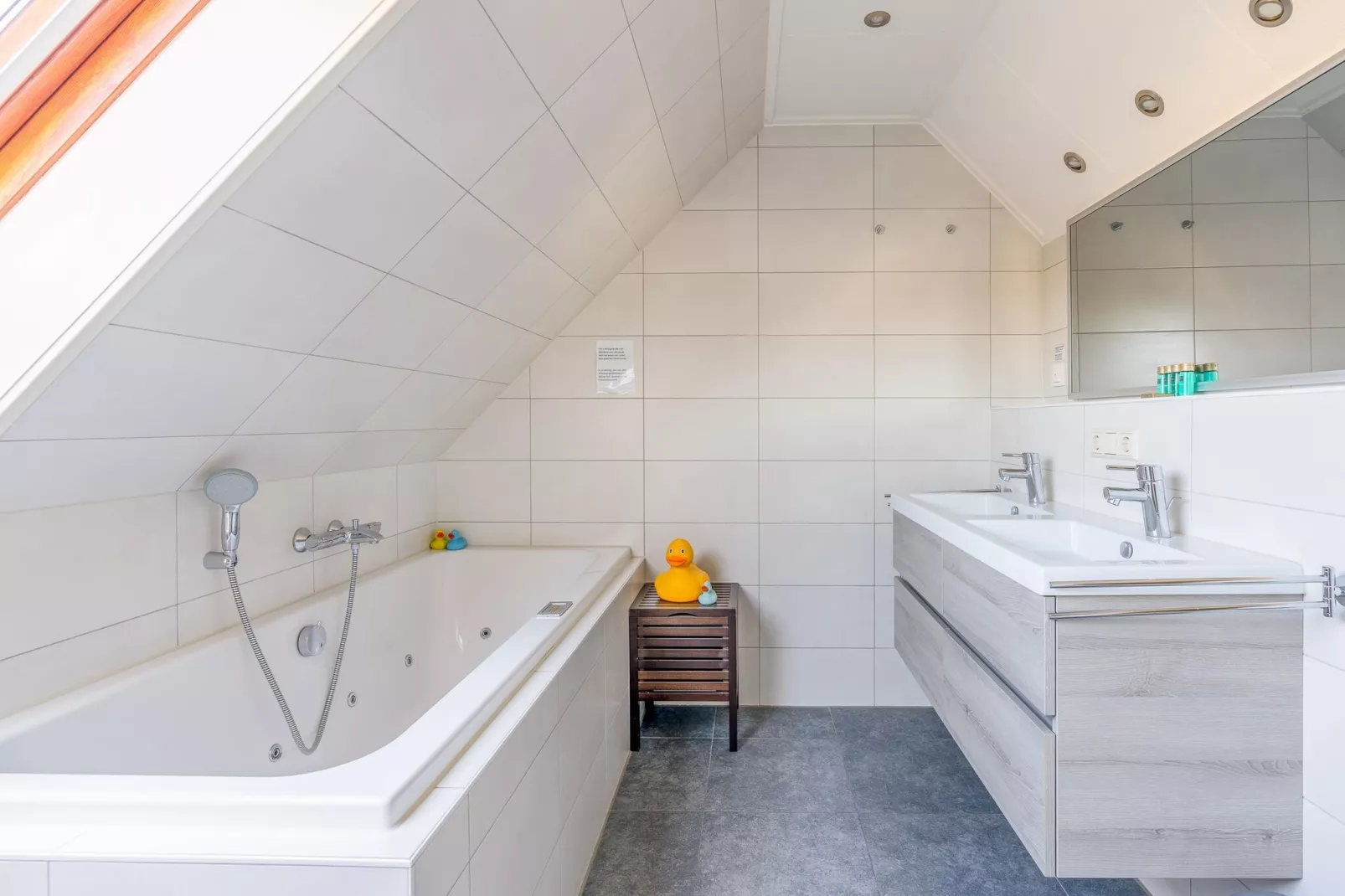 Kamperfoelie 75-Badkamer