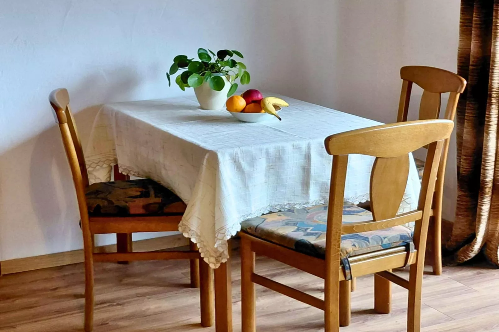 Ferienhaus Birresborn-Woonkamer