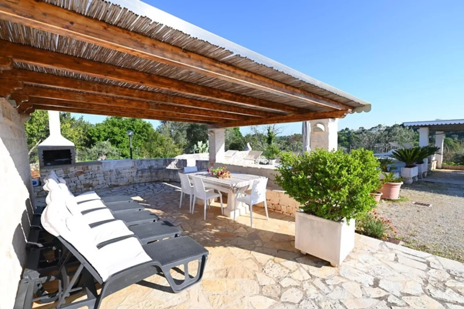 Holiday home Cisternino-Trullo Ulivo Antico-Buitenkant zomer