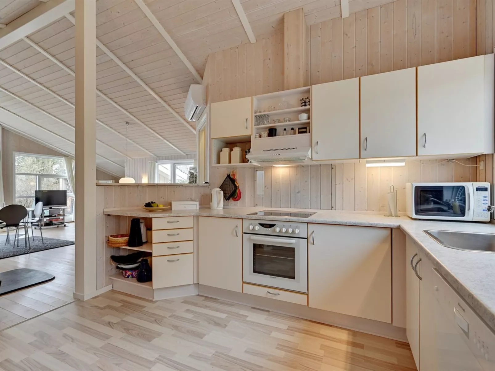 "Sitka" - 250m from the sea-Binnen