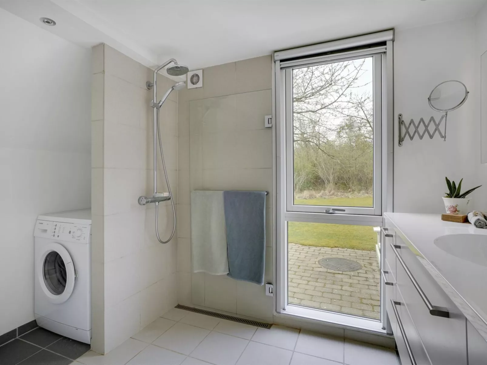 "Brunhild" - 300m to the fjord-Binnen