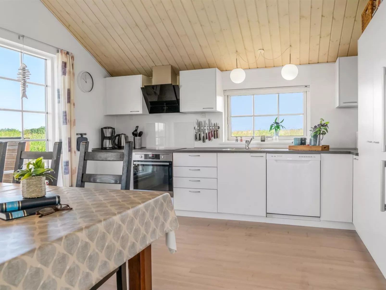 "Anya" - 650m from the sea-Binnen