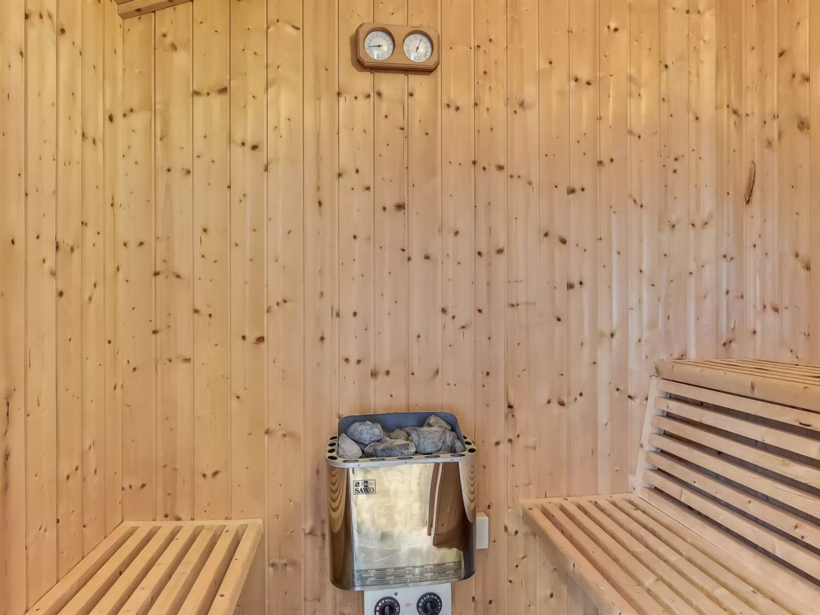 "Lav" - 3.8km from the sea-Binnen