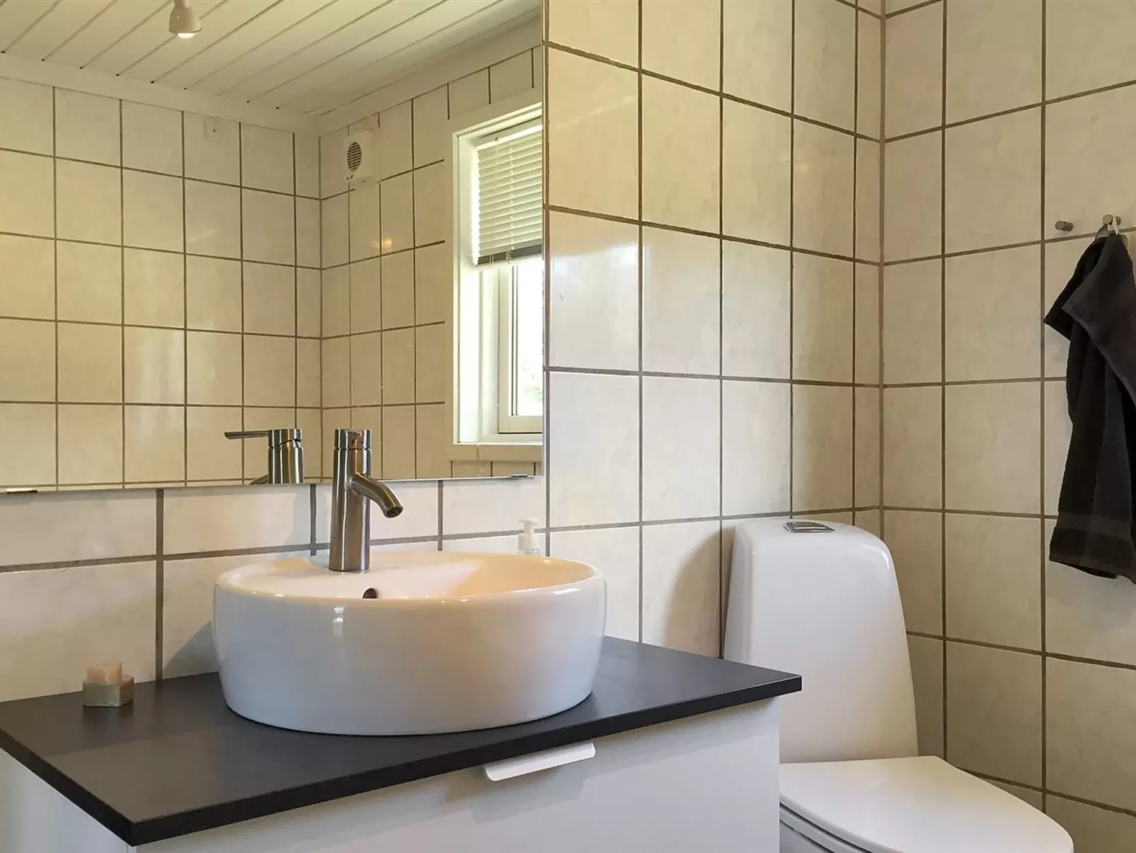 "Bylgja" - 1.7km from the sea-Binnen