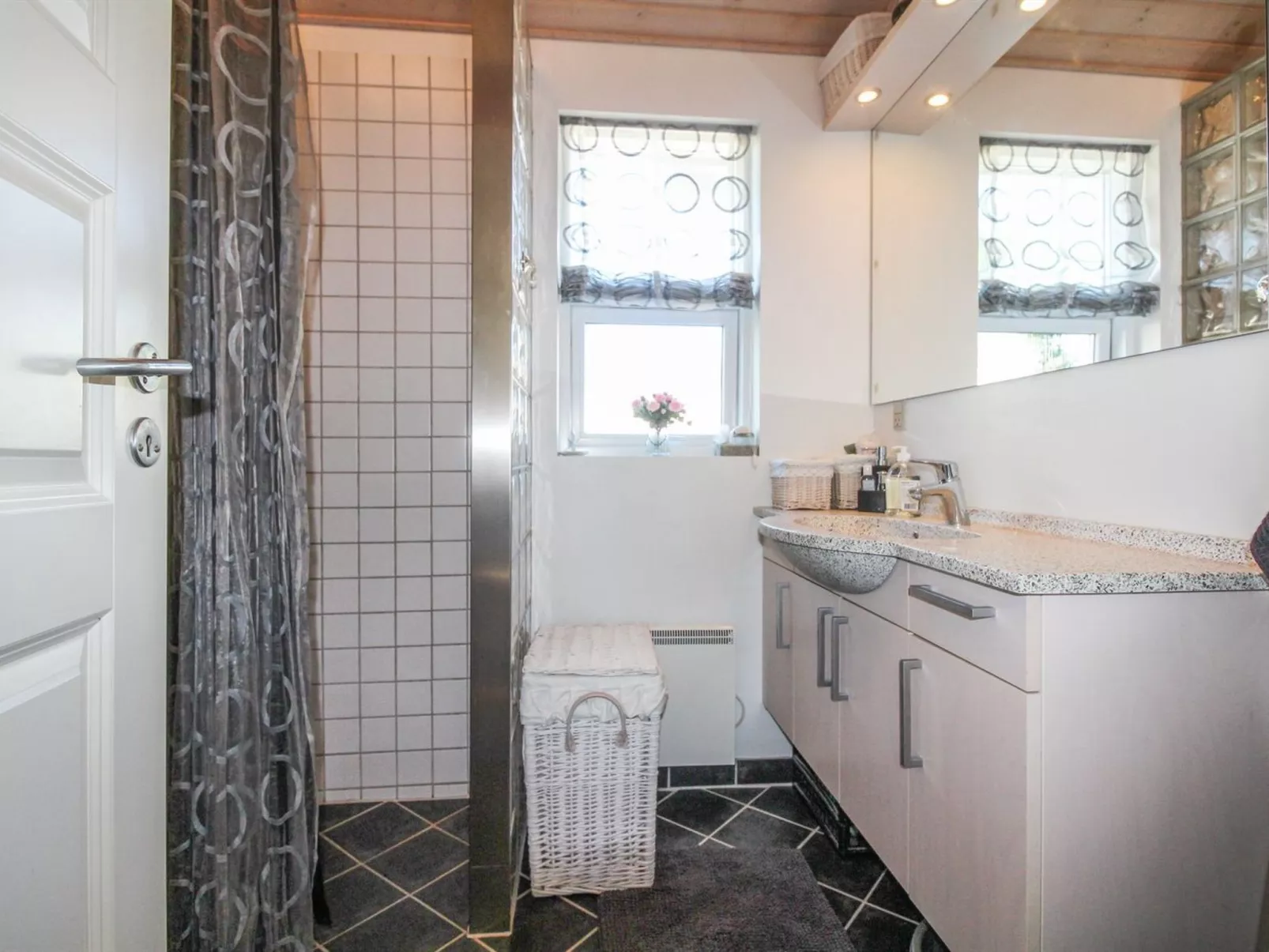 "Grim" - 5m from the sea-Binnen