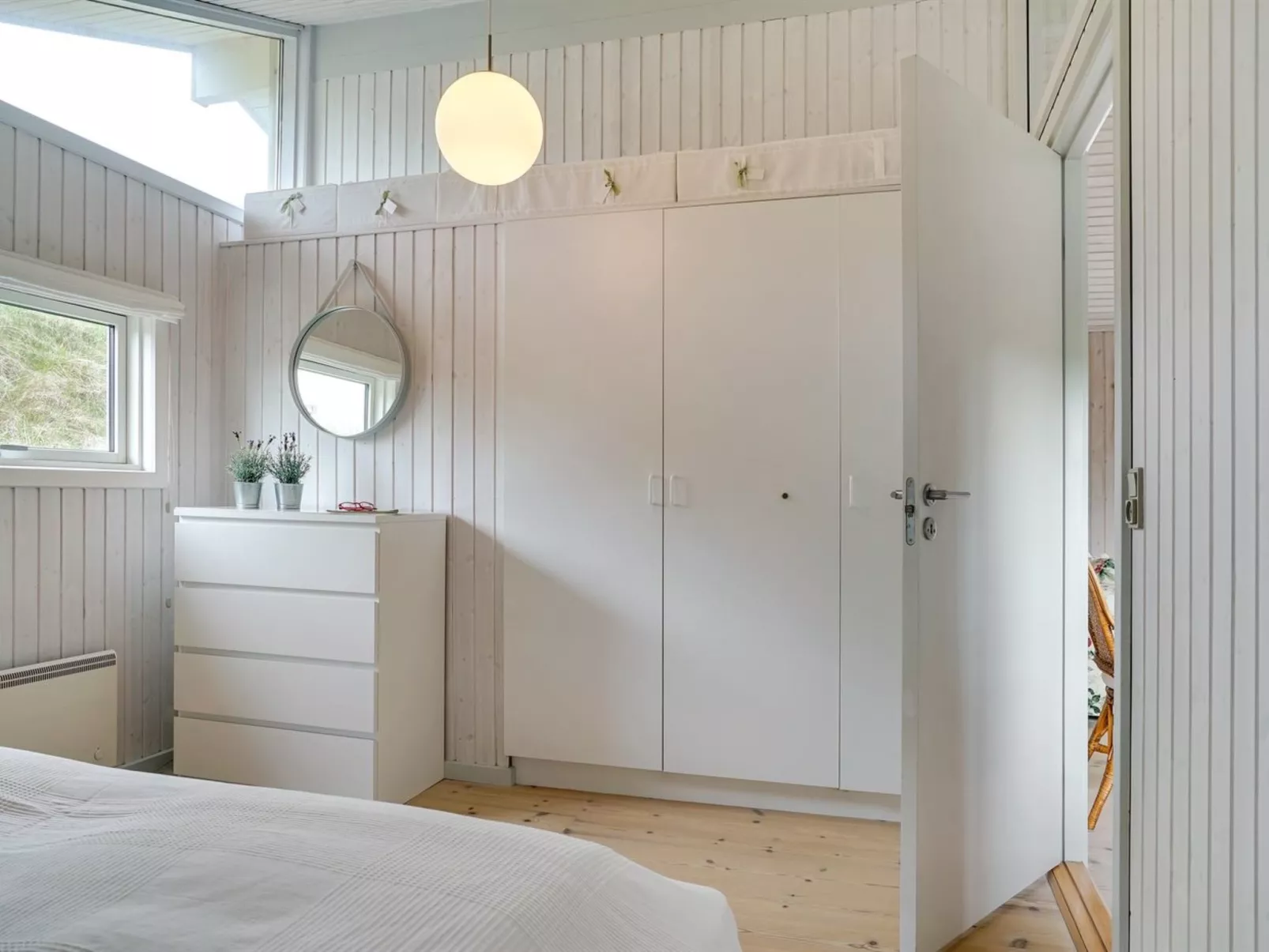 "Erwith" - 50m from the sea-Binnen