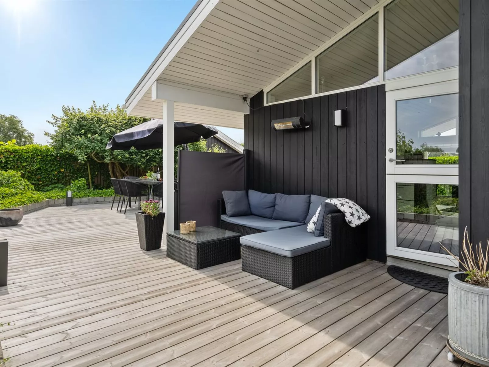 "Sjarlotte" - 100m from the sea-Buiten