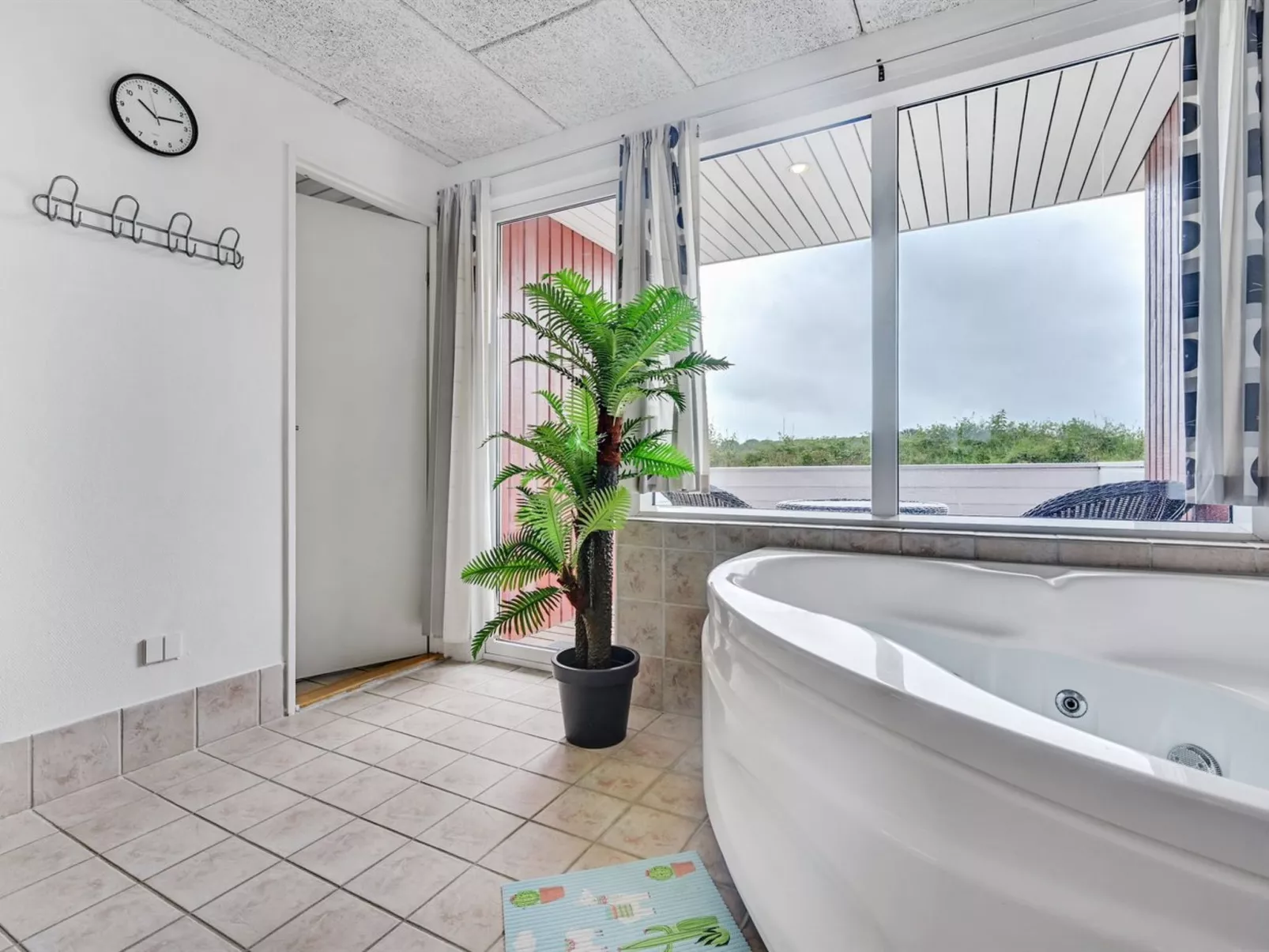 "Emly" - 1.1km from the sea-Binnen