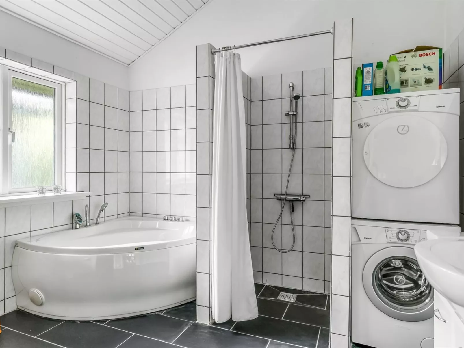 "Ellie" - 300m from the sea-Binnen