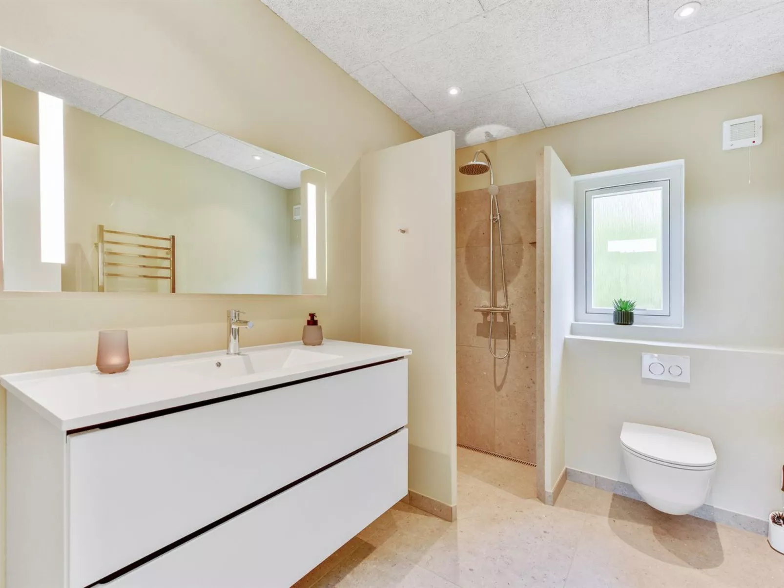 "Hiorulf" - 1.4km from the sea-Binnen