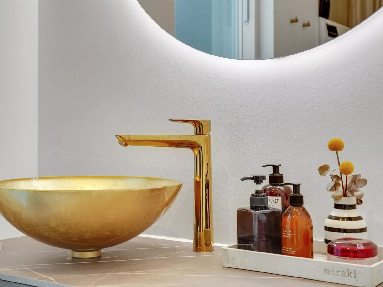 "Iwa" - 475m from the sea-Binnen