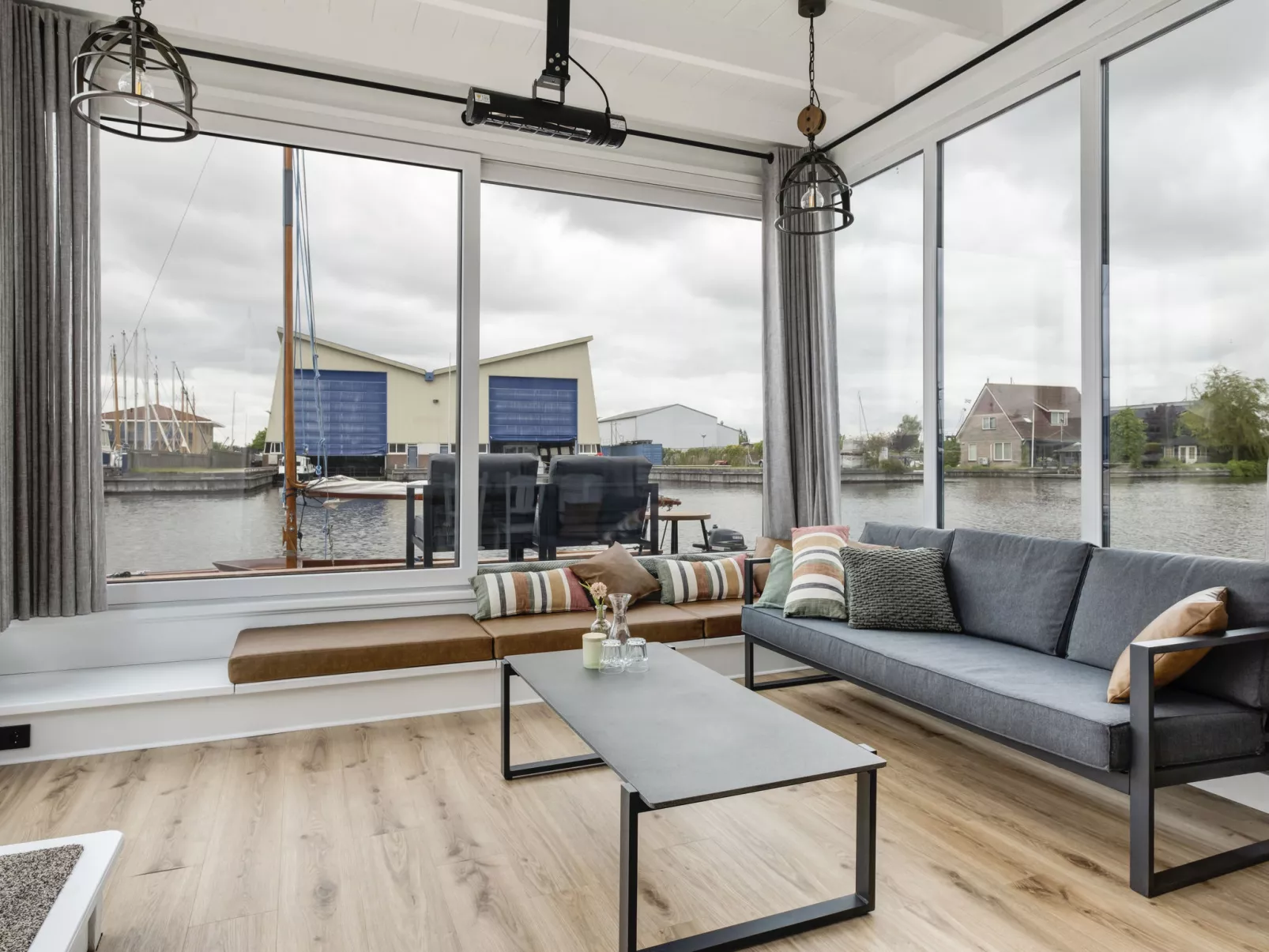 Harboursuite Woudsend incl. motorboot-Binnen
