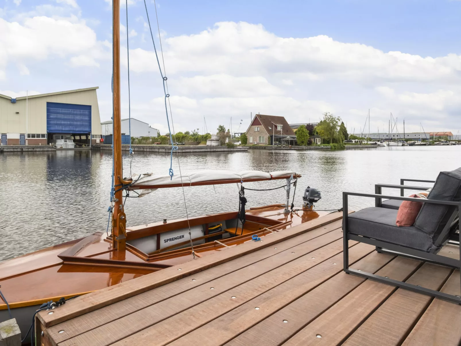 Harboursuite Woudsend incl. motorboot-Buiten