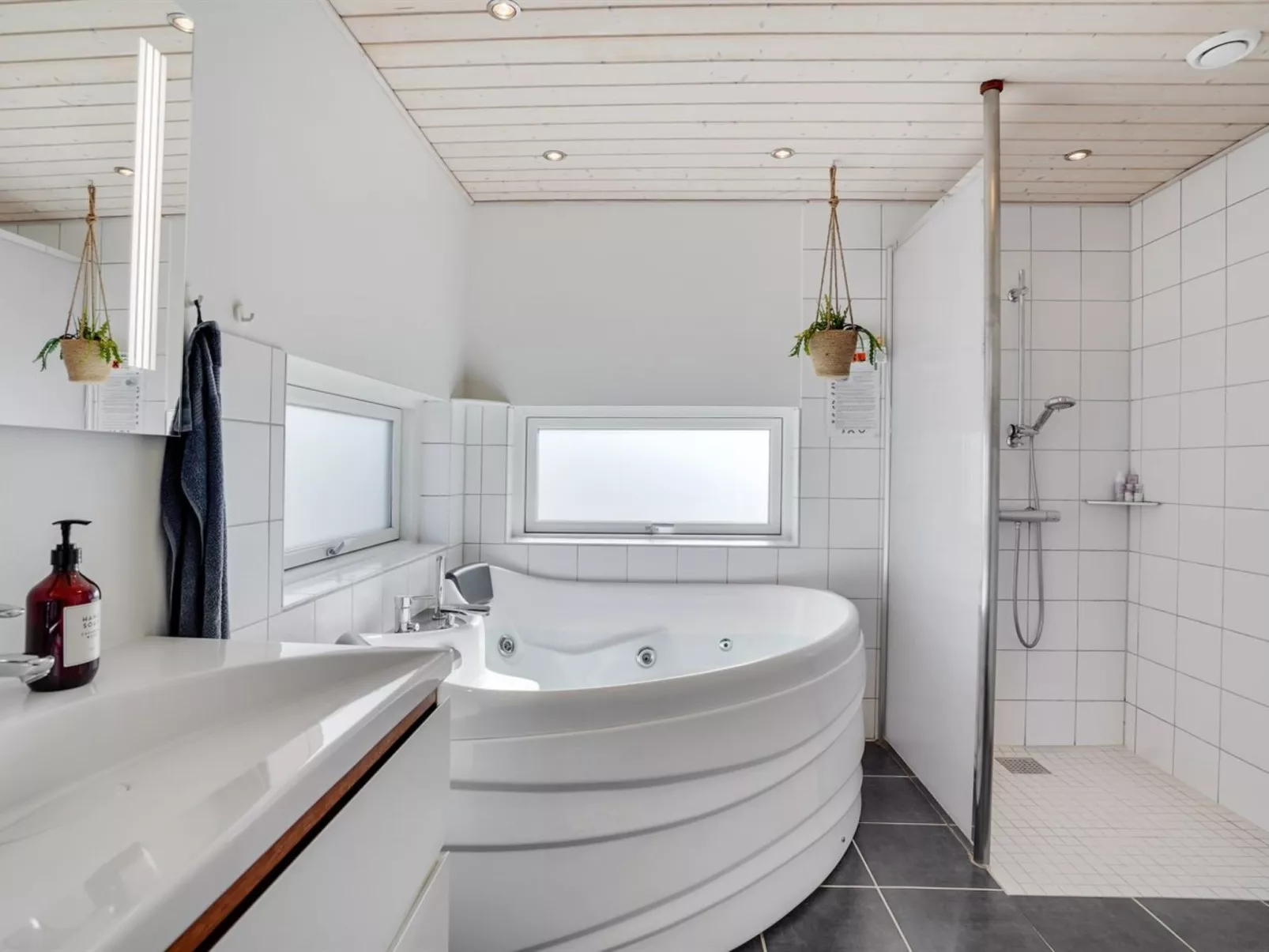 "Sotir" -  from the sea-Binnen