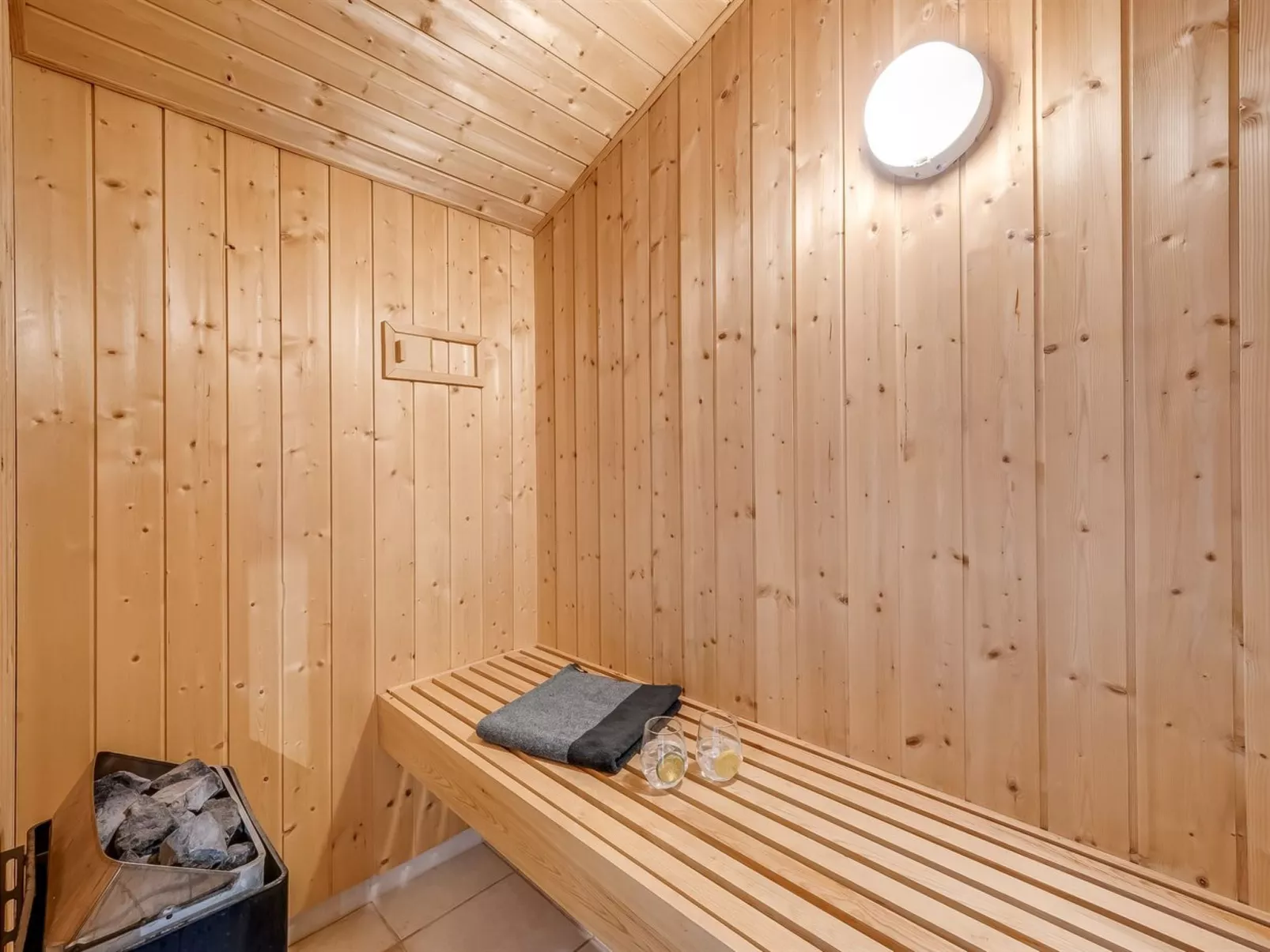 "Ingbritt" - 700m to the fjord-Binnen