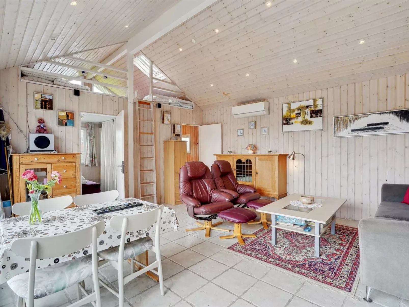 "Ormar" - 100m to the fjord-Binnen