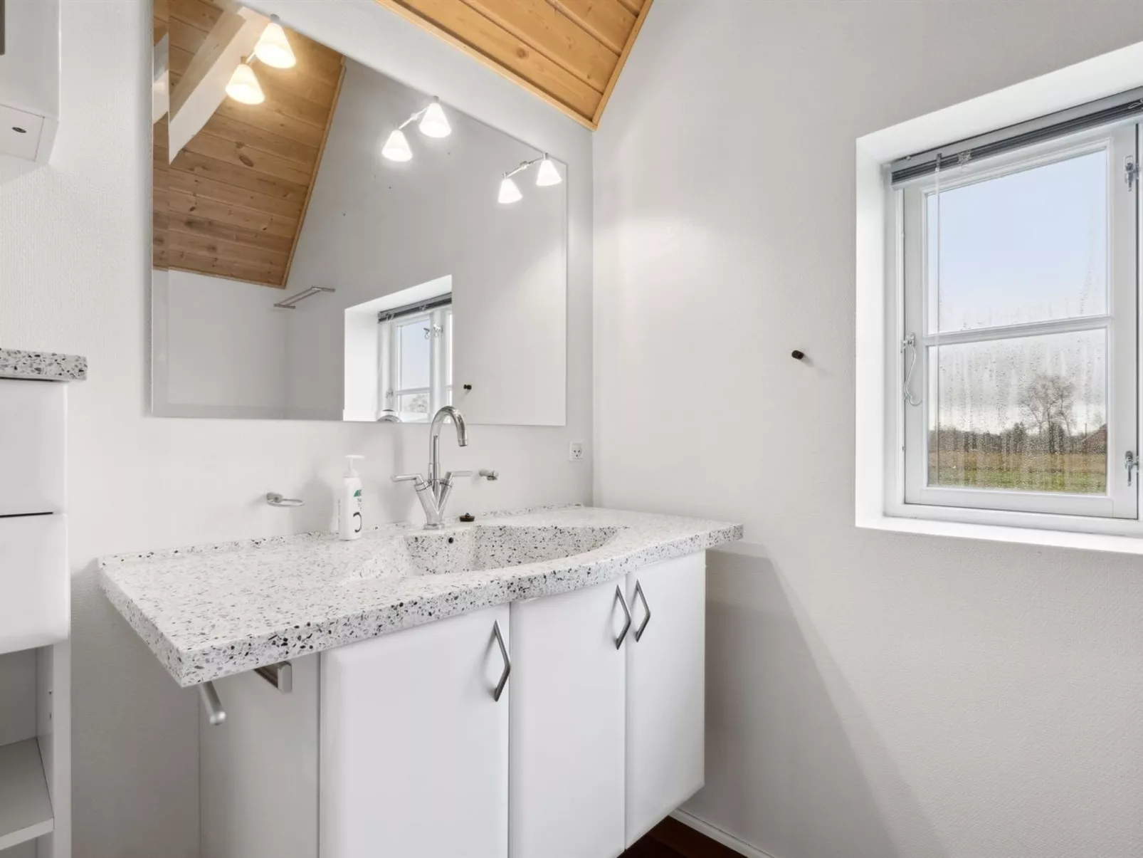 "Adrienne" - 6.4km from the sea-Binnen