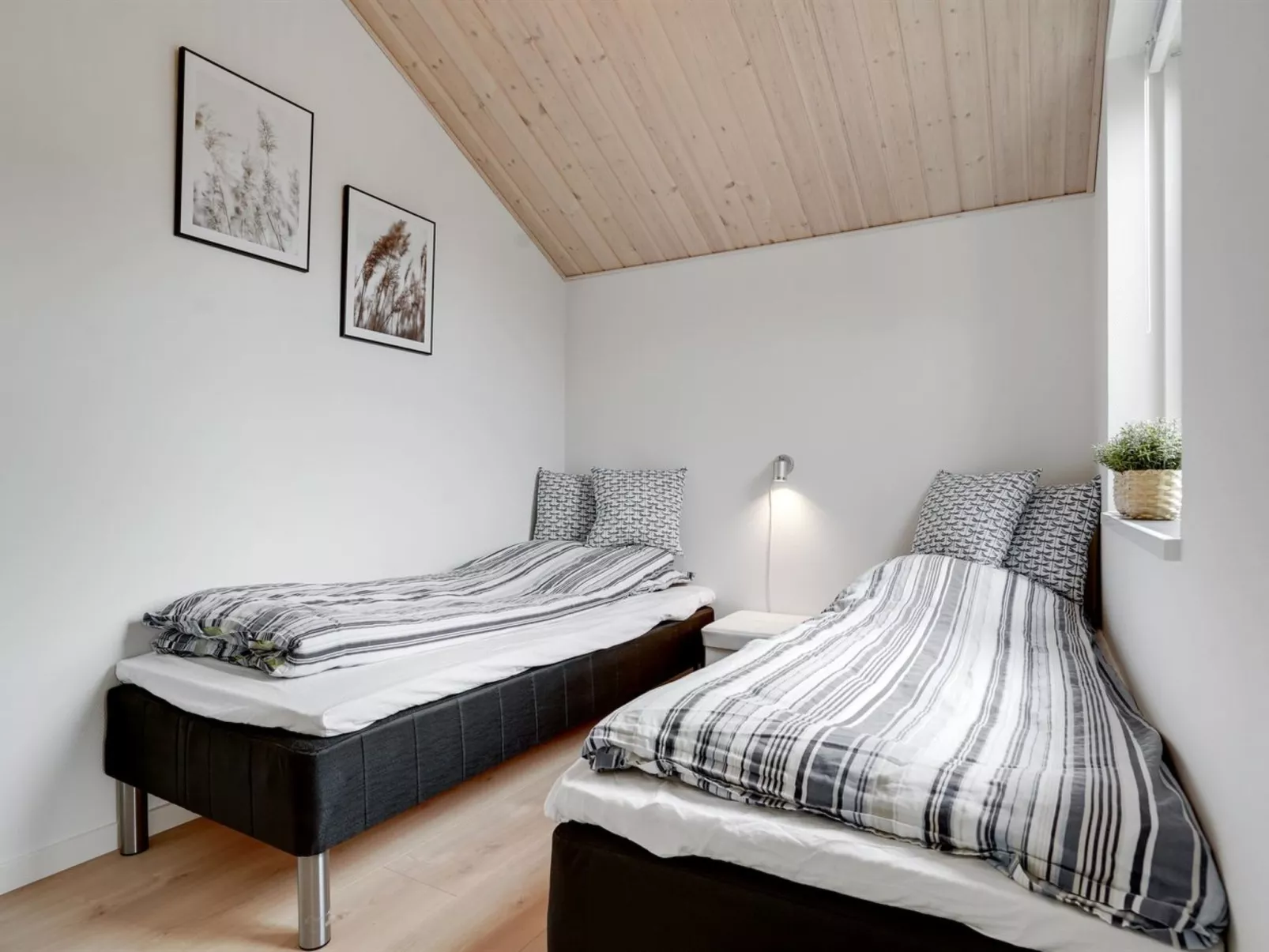 "Jörgen" - 100m from the sea-Binnen