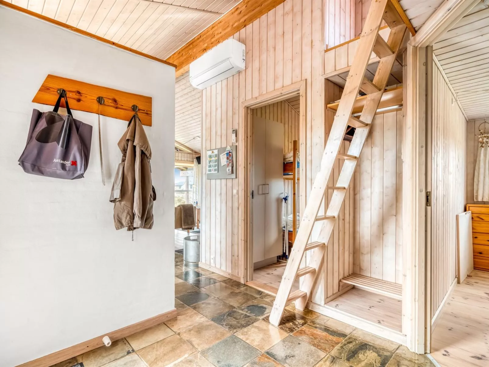 "Hughe" - 200m from the sea-Binnen