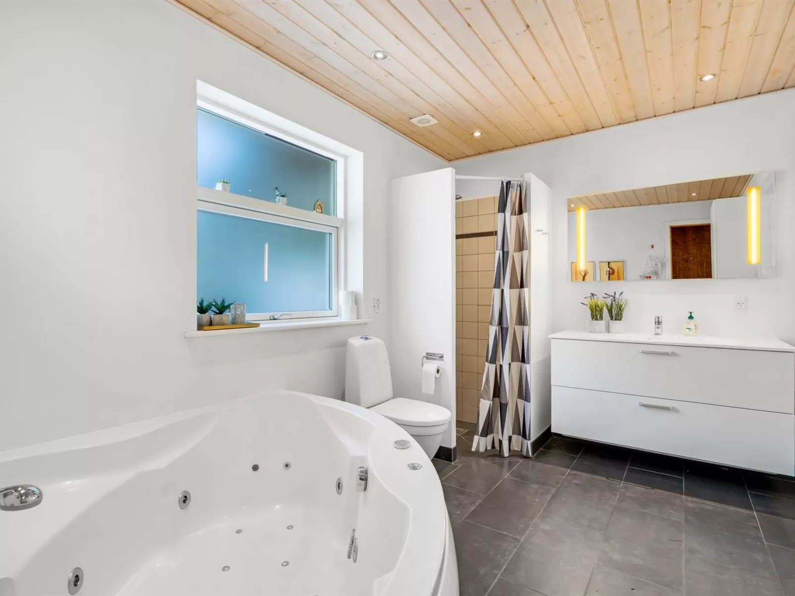 "Ahto" - 600m to the fjord-Binnen